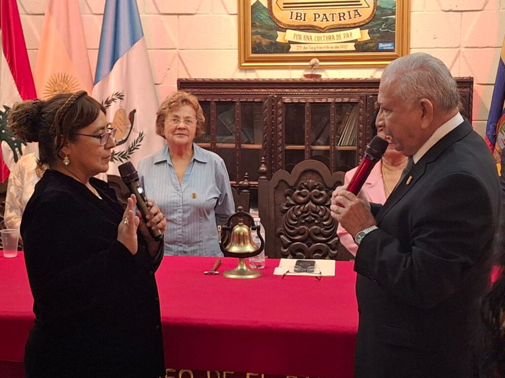 El presidente en funciones de Ateneo de El Salvador, José Manuel Bonilla, toma juramento a la doctora Alma Lorena de Campos, como miembro activo de la institución en sesión solemne de esa institución.