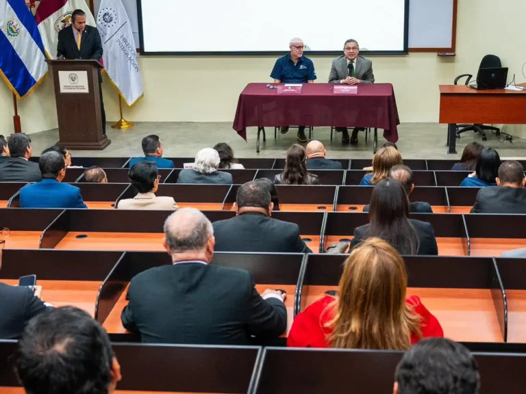 Amplían convenio para otorgar más de 1,000 becas universitarias a jóvenes salvadoreños